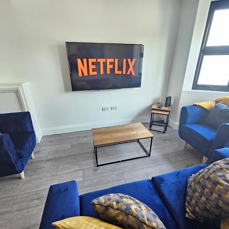 Spacious 4Br House, London, Sleeps 9, Parking Available Exteriör bild