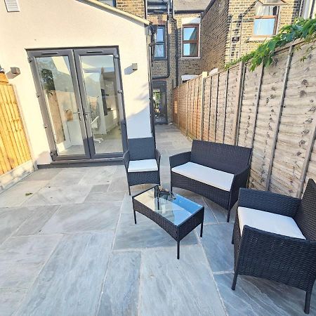 Spacious 4Br House, London, Sleeps 9, Parking Available Exteriör bild