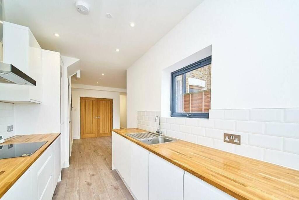 Spacious 4Br House, London, Sleeps 9, Parking Available Exteriör bild