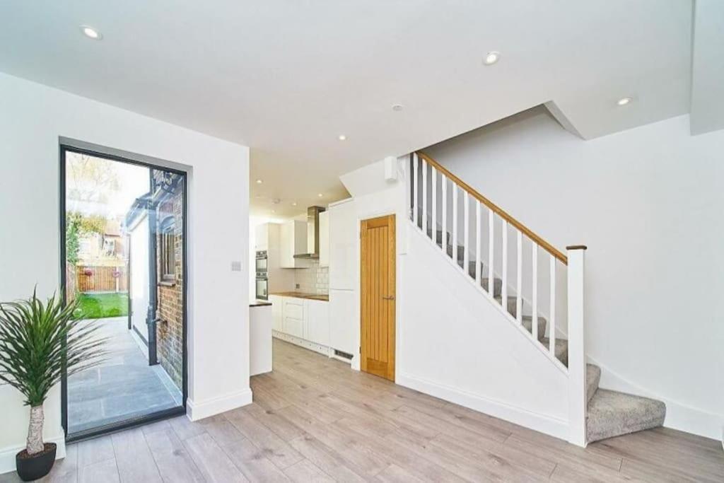 Spacious 4Br House, London, Sleeps 9, Parking Available Exteriör bild