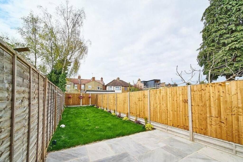 Spacious 4Br House, London, Sleeps 9, Parking Available Exteriör bild