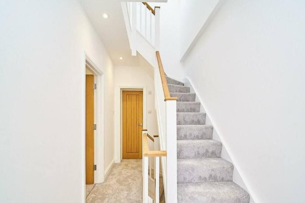 Spacious 4Br House, London, Sleeps 9, Parking Available Exteriör bild