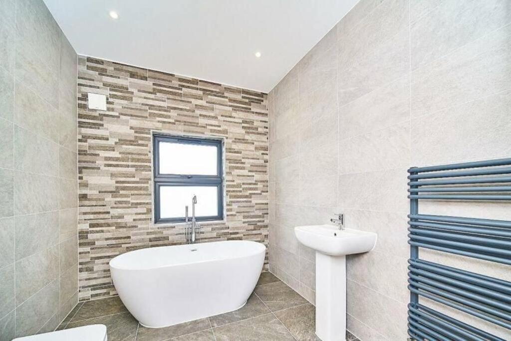 Spacious 4Br House, London, Sleeps 9, Parking Available Exteriör bild