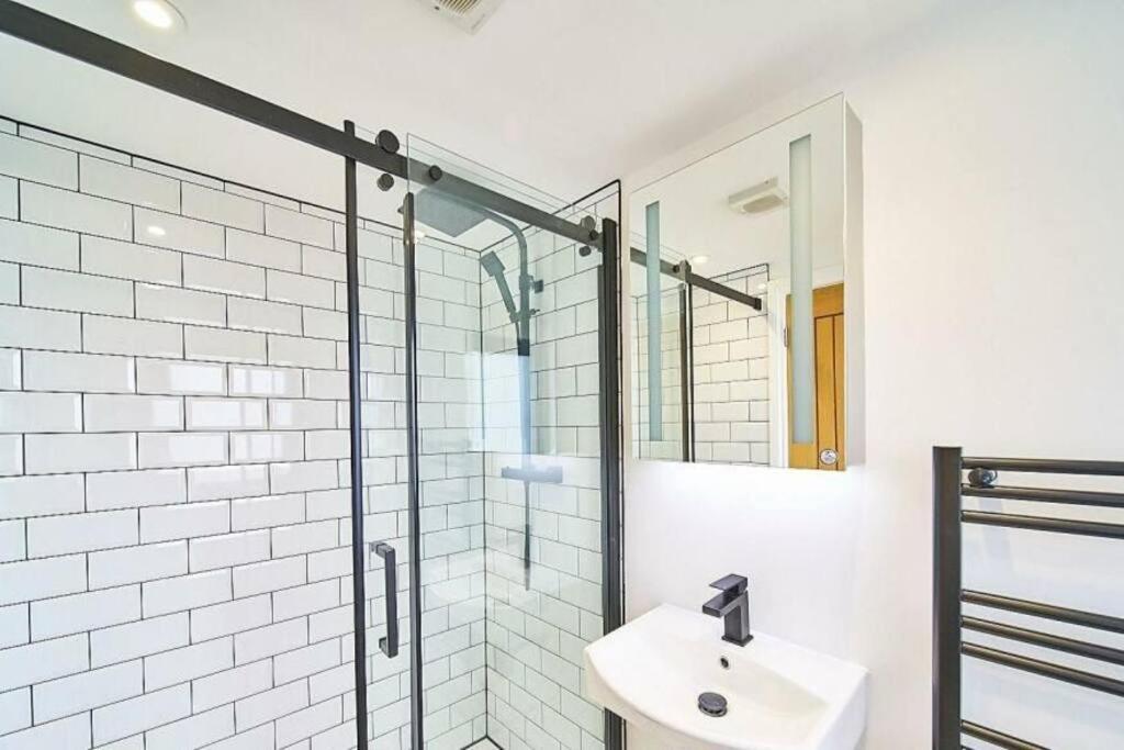 Spacious 4Br House, London, Sleeps 9, Parking Available Exteriör bild