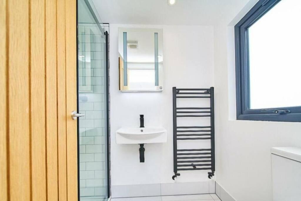 Spacious 4Br House, London, Sleeps 9, Parking Available Exteriör bild