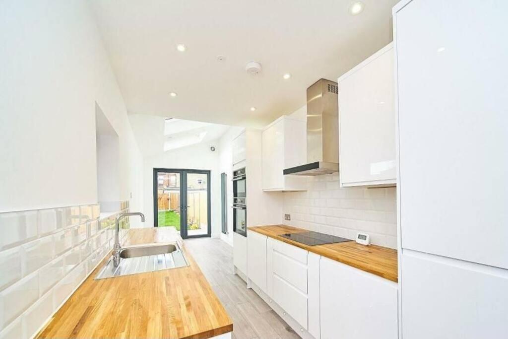 Spacious 4Br House, London, Sleeps 9, Parking Available Exteriör bild