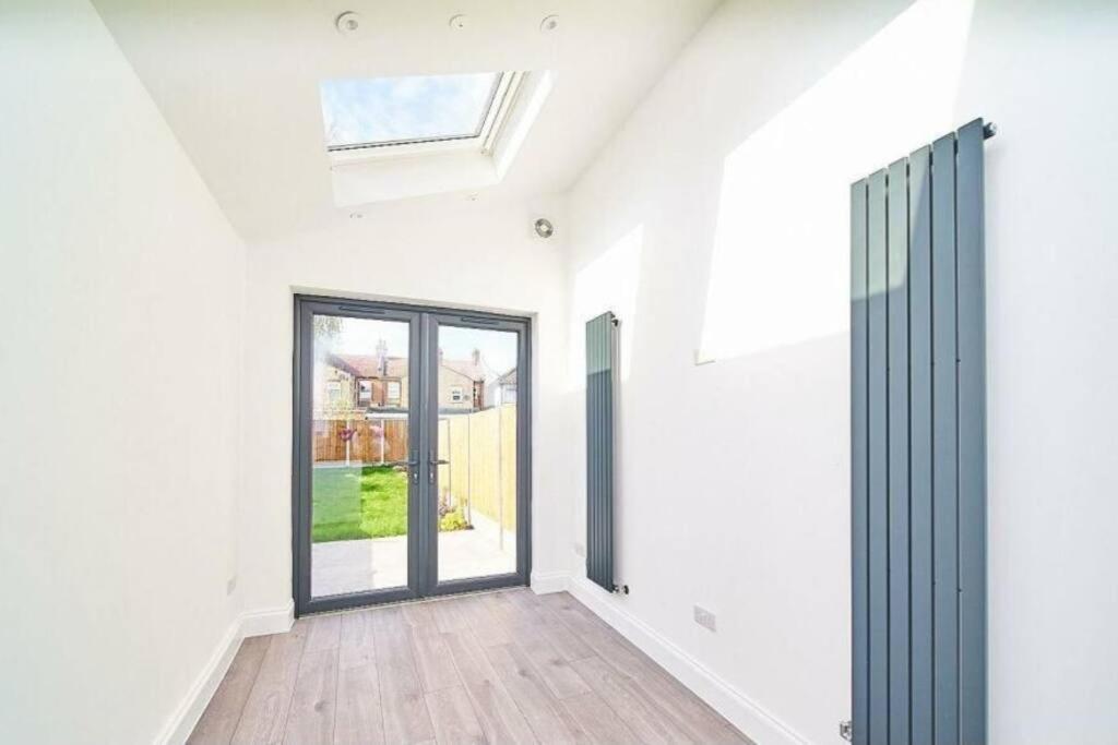 Spacious 4Br House, London, Sleeps 9, Parking Available Exteriör bild