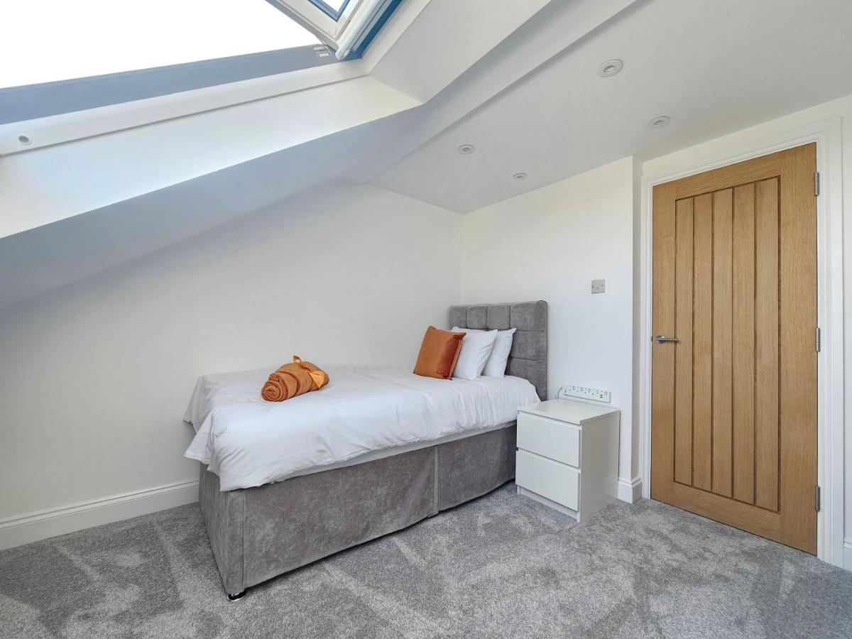 Spacious 4Br House, London, Sleeps 9, Parking Available Exteriör bild