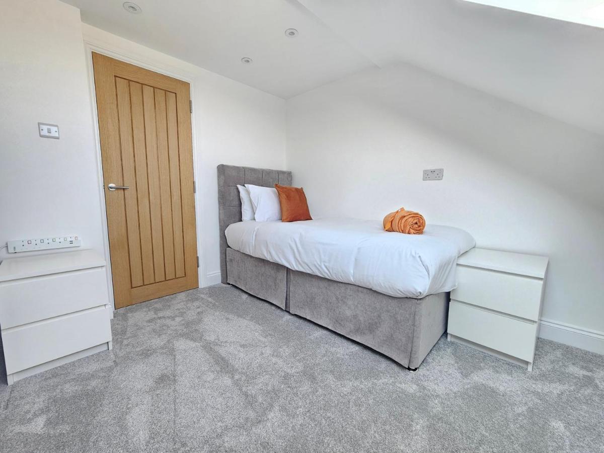 Spacious 4Br House, London, Sleeps 9, Parking Available Exteriör bild