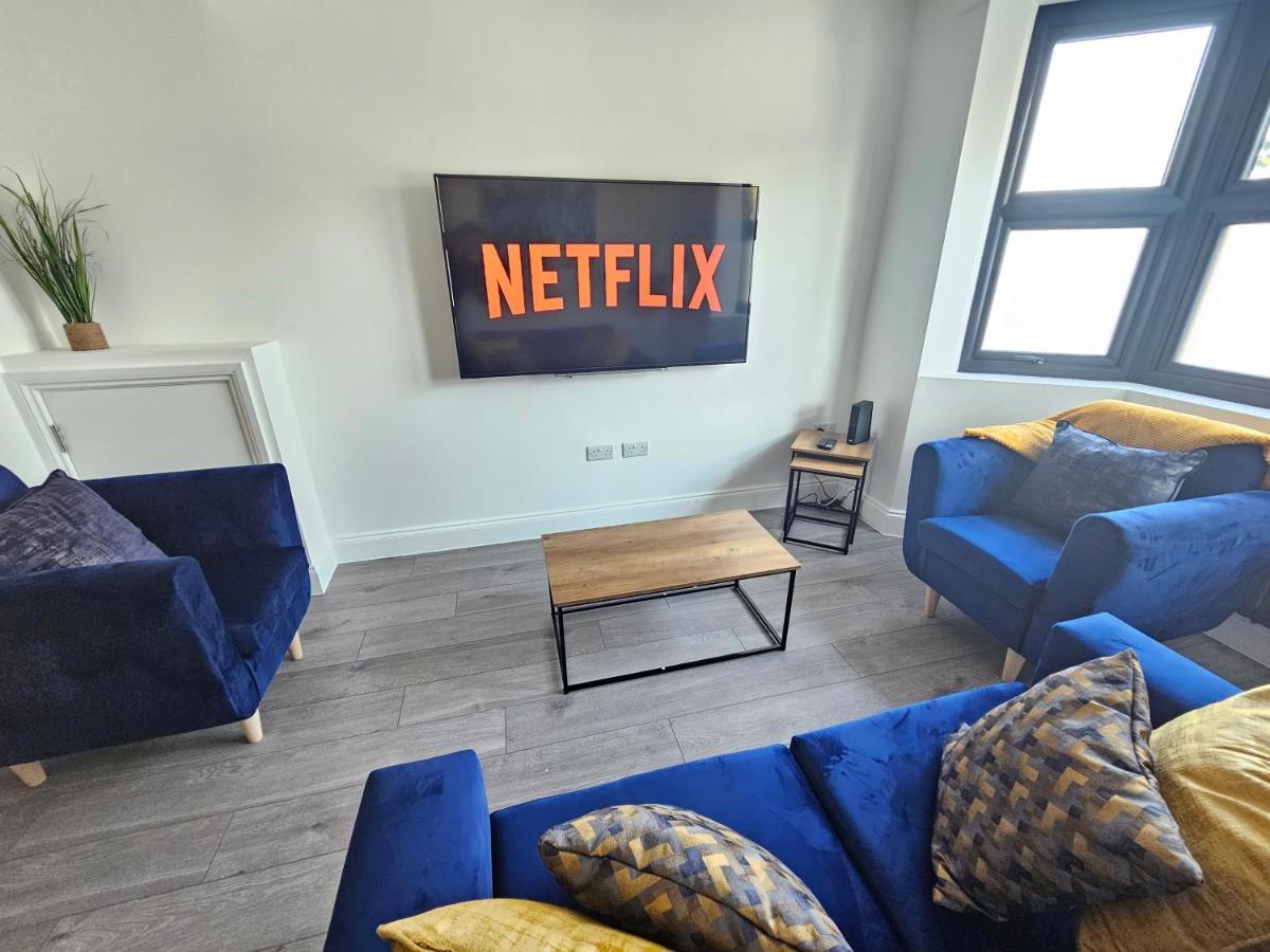 Spacious 4Br House, London, Sleeps 9, Parking Available Exteriör bild