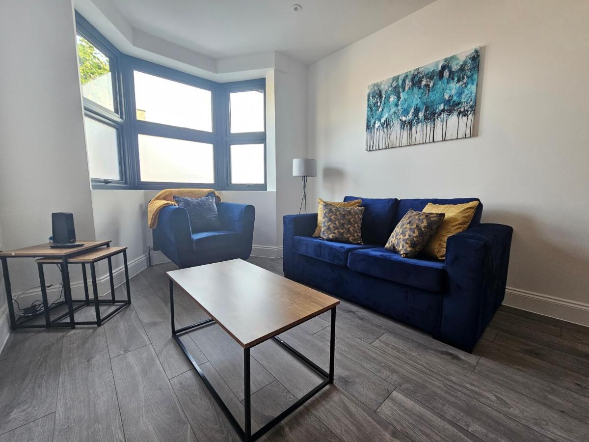 Spacious 4Br House, London, Sleeps 9, Parking Available Exteriör bild