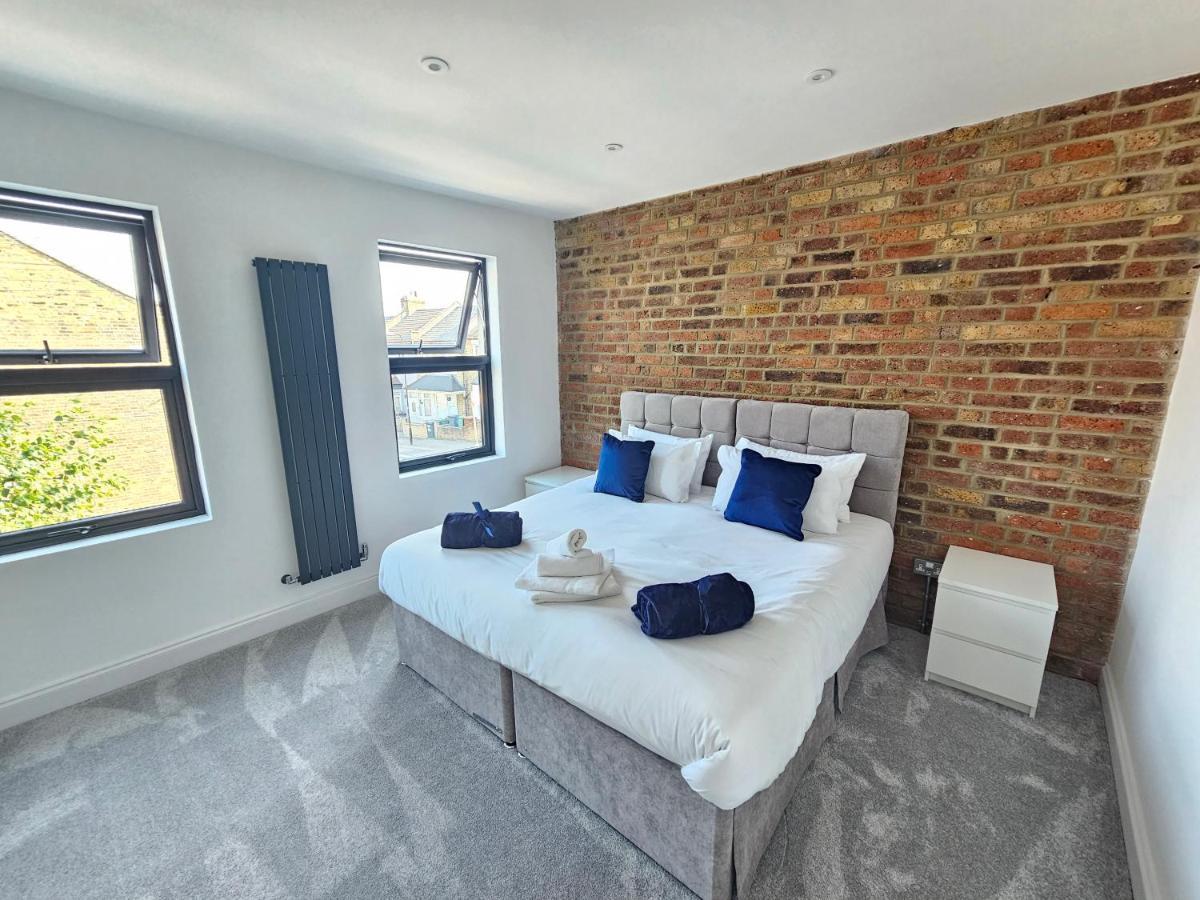 Spacious 4Br House, London, Sleeps 9, Parking Available Exteriör bild