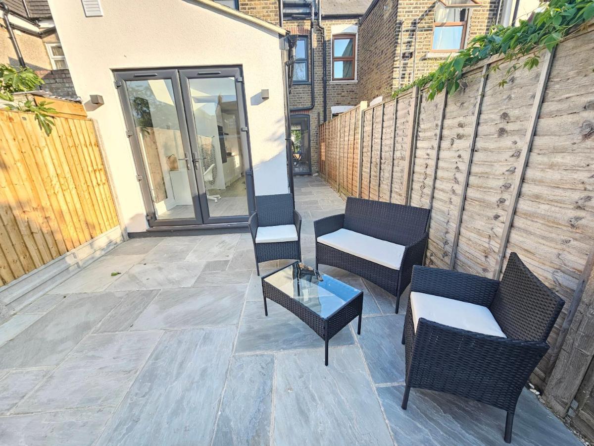 Spacious 4Br House, London, Sleeps 9, Parking Available Exteriör bild