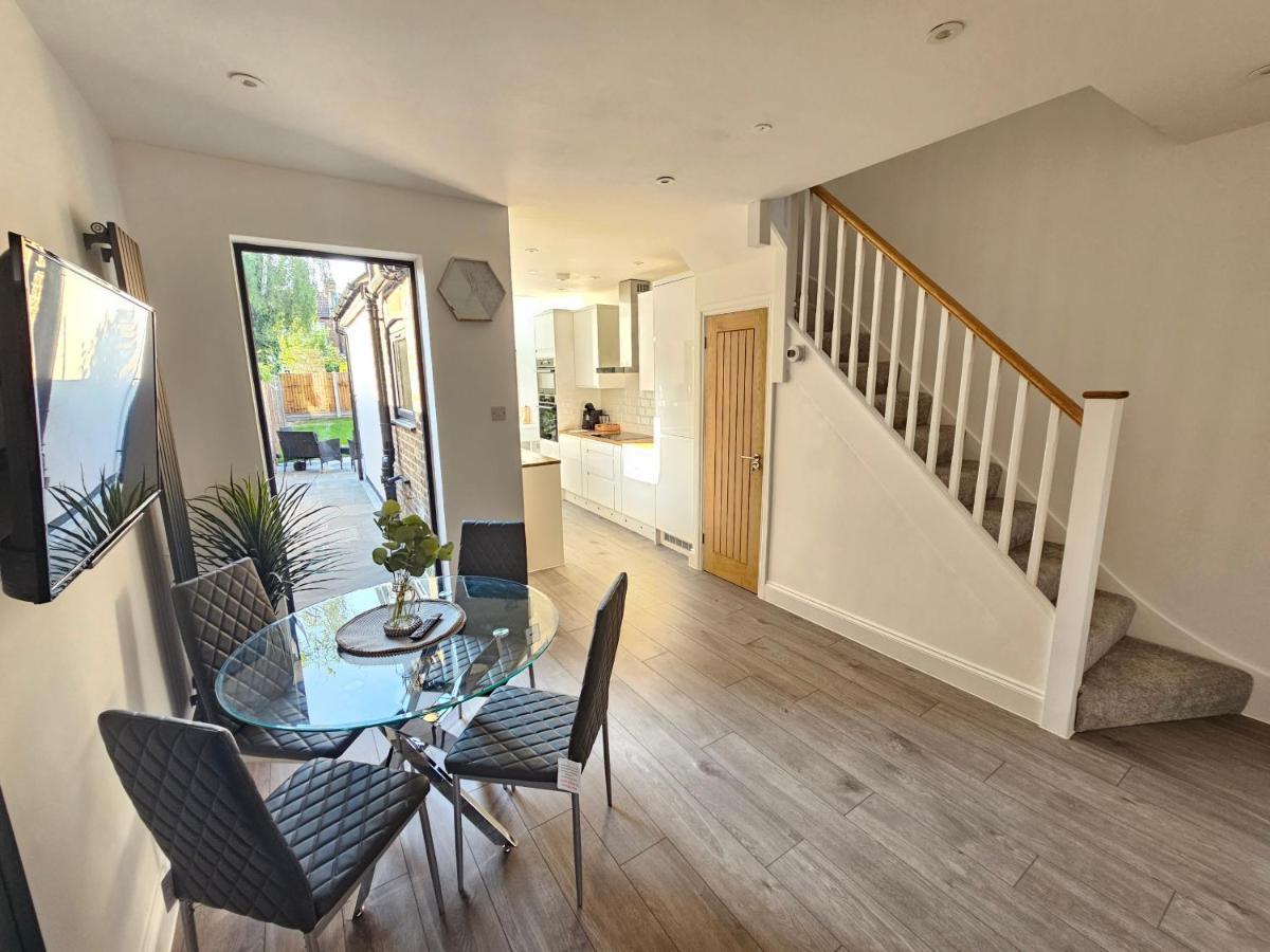 Spacious 4Br House, London, Sleeps 9, Parking Available Exteriör bild