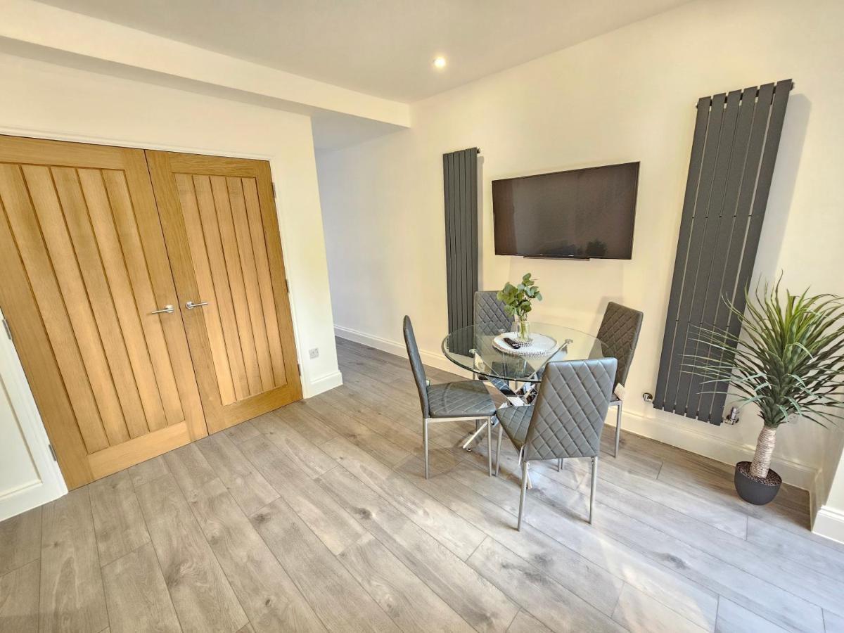 Spacious 4Br House, London, Sleeps 9, Parking Available Exteriör bild
